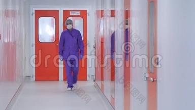 制药厂工人。 医生在医院走廊移动面罩